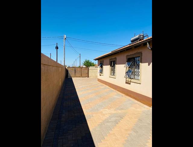 3 BEDROOM HOUSE FOR SALE IN PROTEA GLEN